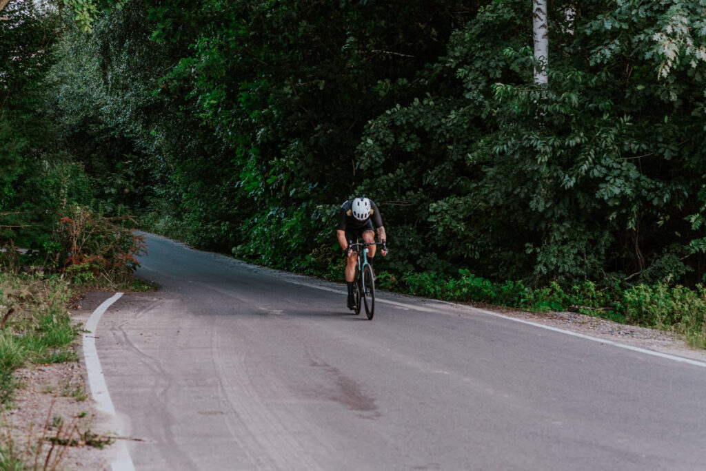 zmęczony kolarz ciężki trening