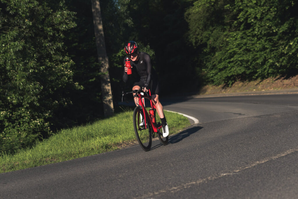 kolarz jadący z bidonem